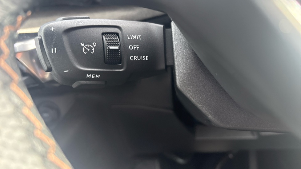 Peugeot 3008 1.6 Hybrid4 300 GT 5dr e-EAT8 Estate - Image 25