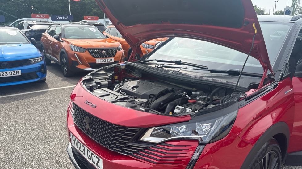 Peugeot 3008 1.6 Hybrid4 300 GT 5dr e-EAT8 Estate - Image 28