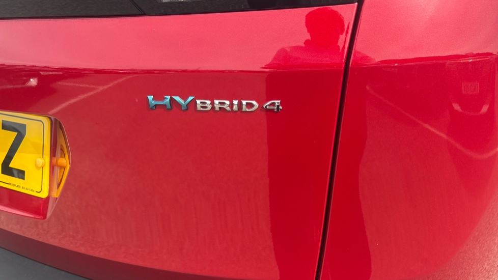 Peugeot 3008 1.6 Hybrid4 300 GT 5dr e-EAT8 Estate - Image 34