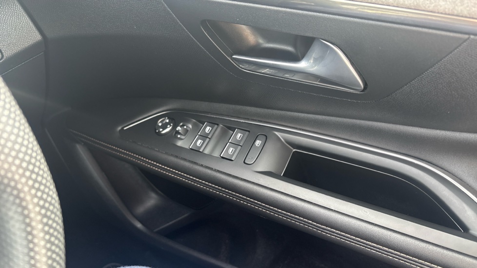Peugeot 3008 1.6 Hybrid4 300 GT 5dr e-EAT8 Estate - Image 38