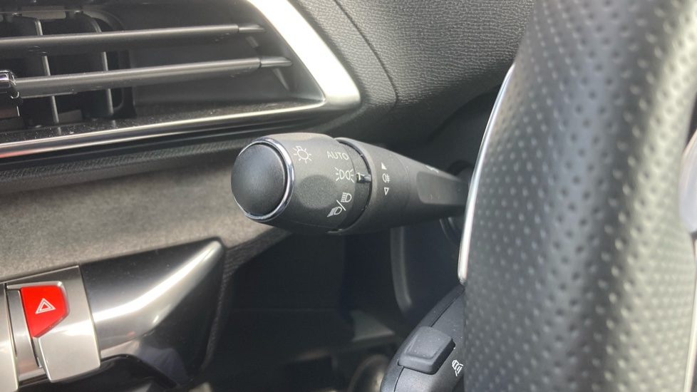 Peugeot 3008 1.2 Hybrid 136 GT 5dr e-DSC6 Petrol Estate - Image 35