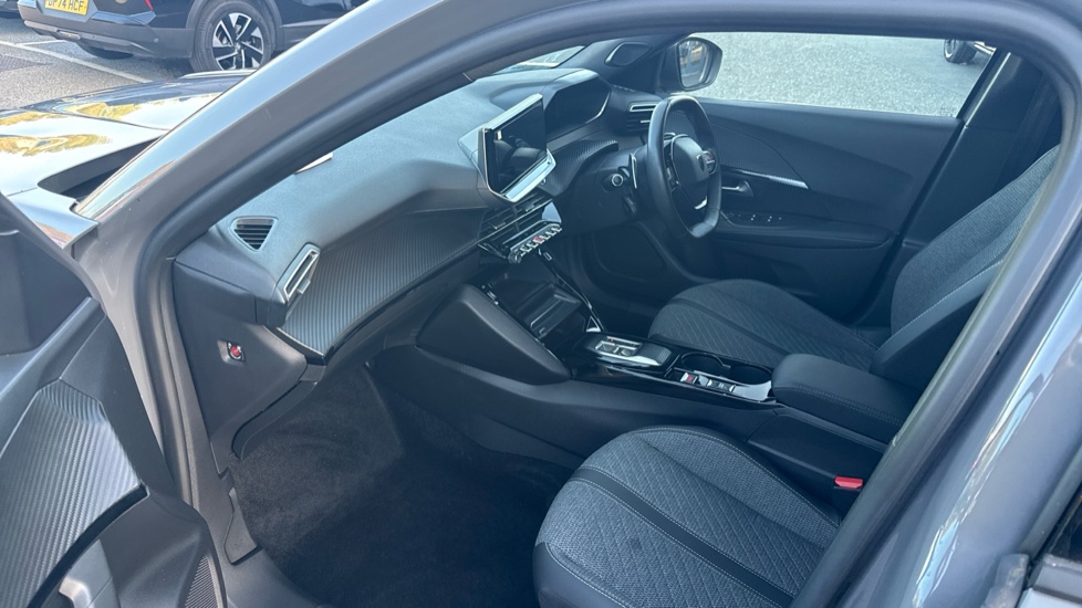 Peugeot 2008 1.2 PureTech 130 Allure 5dr EAT8 Petrol Estate - Image 28
