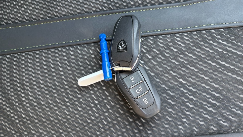 Peugeot 208 1.2 Hybrid 136 GT 5dr e-DSC6 Petrol Hatchback - Image 20