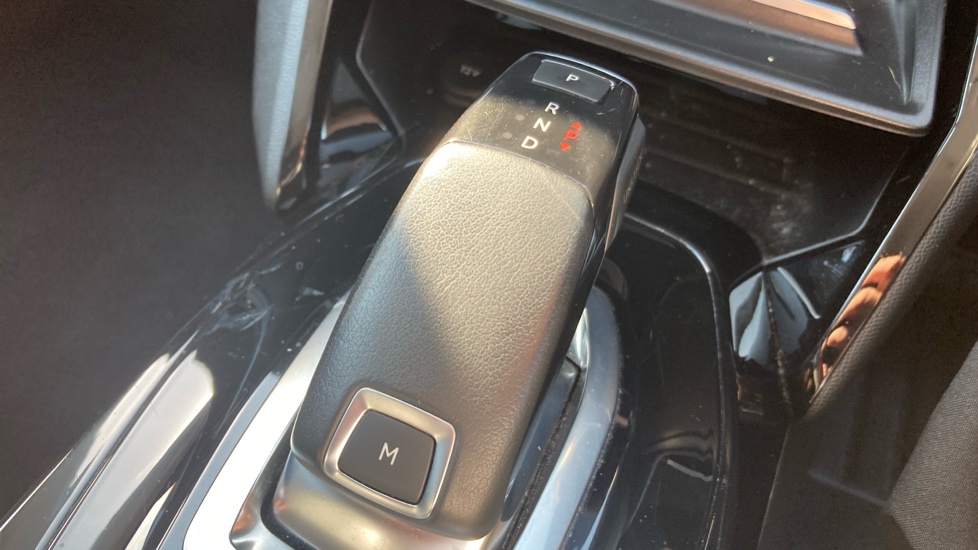 Peugeot 2008 1.2 PureTech 130 Allure 5dr EAT8 Petrol Estate - Image 13