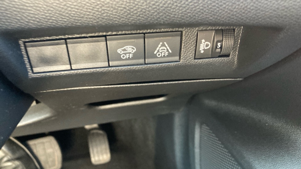 Peugeot 2008 1.2 PureTech 130 Allure 5dr EAT8 Petrol Estate - Image 25
