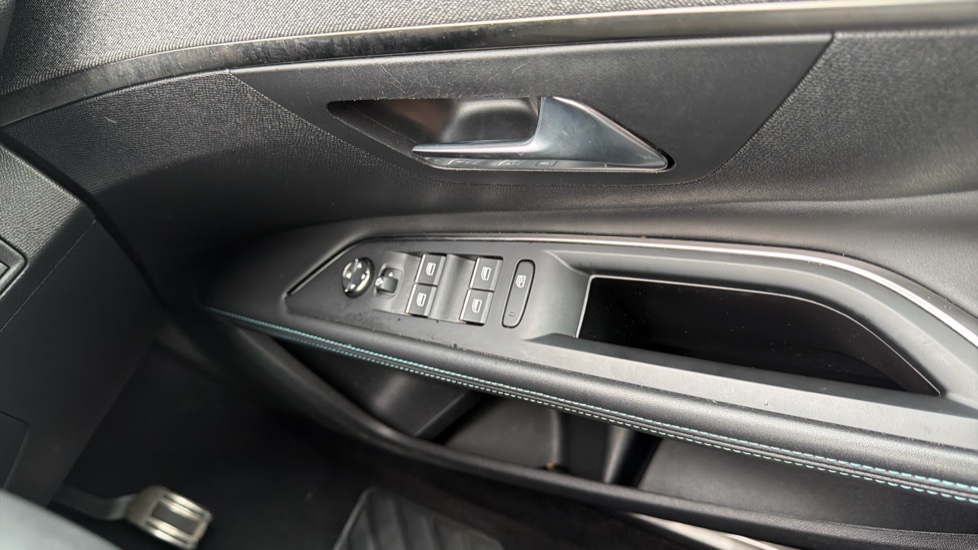 Peugeot 5008 1.2 PureTech Allure Premium+ 5dr EAT8 Petrol Estate - Image 23