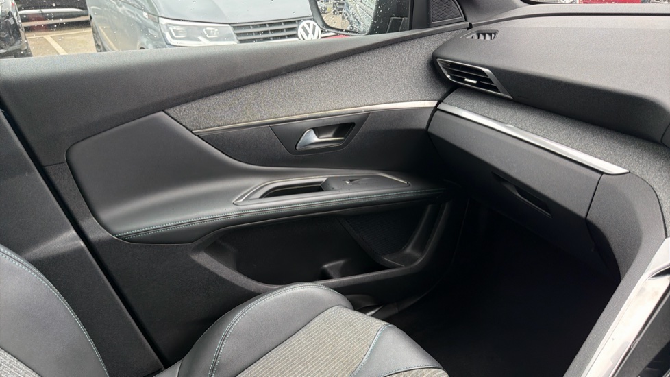 Peugeot 5008 1.2 PureTech Allure Premium+ 5dr EAT8 Petrol Estate - Image 38
