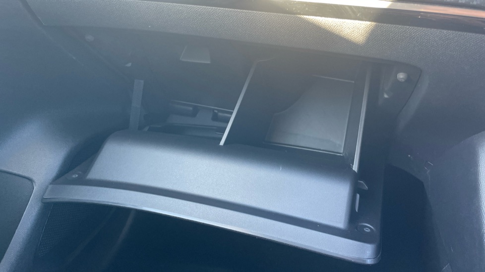 Peugeot 208 1.2 PureTech 100 Allure 5dr Petrol Hatchback - Image 38