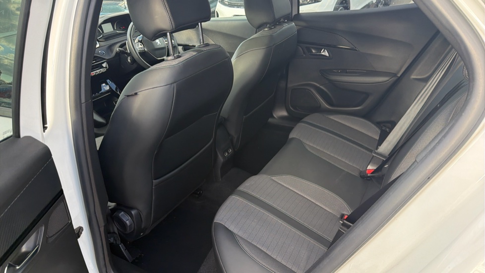 Peugeot 2008 1.2 PureTech 130 Allure 5dr EAT8 Petrol Estate - Image 16
