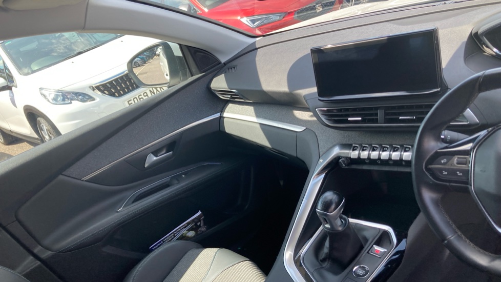Peugeot 3008 1.2 PureTech Allure Premium 5dr Petrol Estate - Image 14