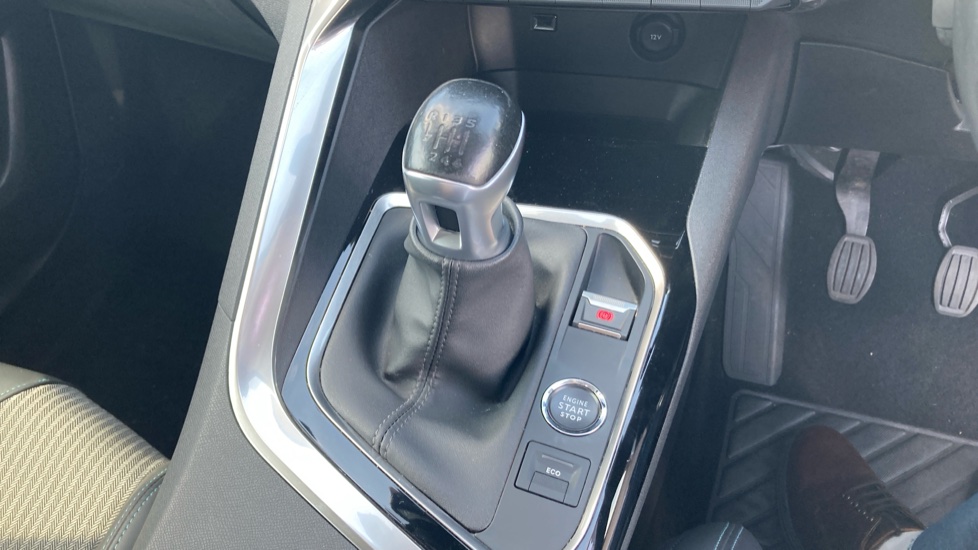Peugeot 3008 1.2 PureTech Allure Premium 5dr Petrol Estate - Image 32