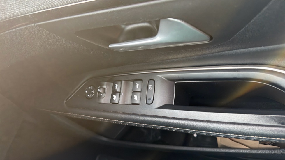 Peugeot 5008 1.2 PureTech GT Line Premium 5dr Petrol Estate - Image 25