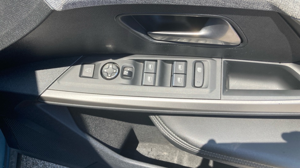 Peugeot 3008 1.2 Hybrid 136 GT 5dr e-DSC6 Petrol Estate - Image 28