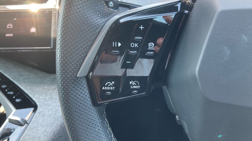 Peugeot 3008 1.2 Hybrid 136 GT 5dr e-DSC6 Petrol Estate - Image 32