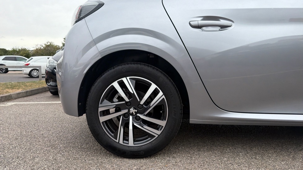 Peugeot 208 1.2 PureTech 100 Allure Premium 5dr Petrol Hatchback - Image 7