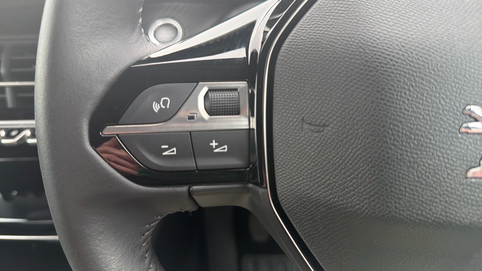 Peugeot 208 1.2 PureTech 100 Allure Premium 5dr Petrol Hatchback - Image 32