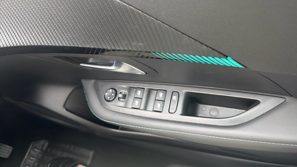 Peugeot 208 1.2 PureTech 100 Allure Premium 5dr Petrol Hatchback - Image 34