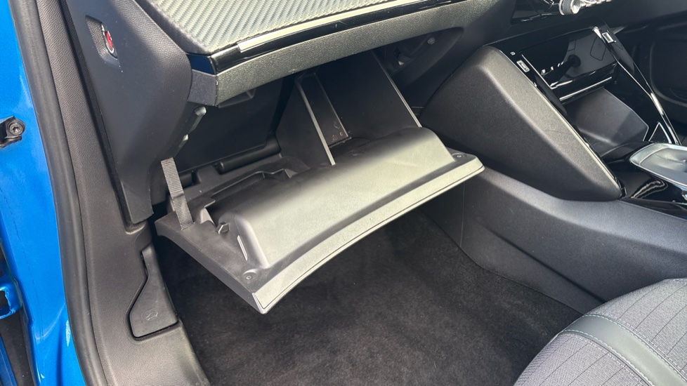Peugeot 2008 1.2 PureTech Allure 5dr Petrol Estate - Image 30