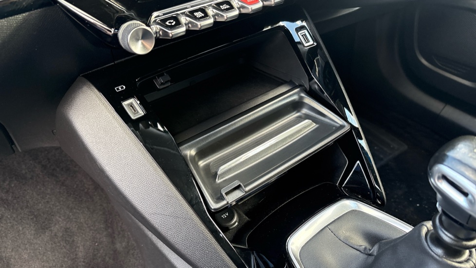 Peugeot 2008 1.2 PureTech Allure 5dr Petrol Estate - Image 31