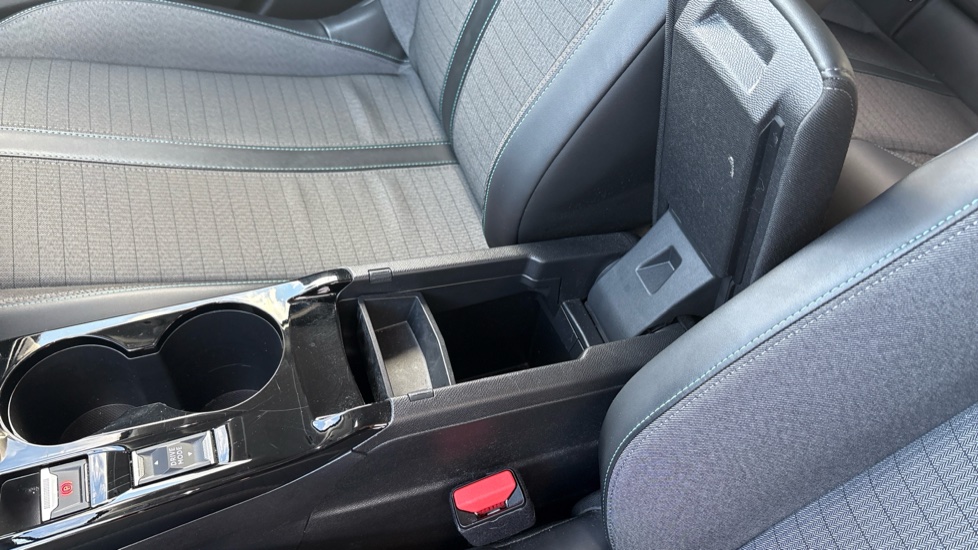 Peugeot 2008 1.2 PureTech Allure 5dr Petrol Estate - Image 34