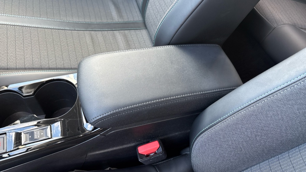 Peugeot 2008 1.2 PureTech Allure 5dr Petrol Estate - Image 35