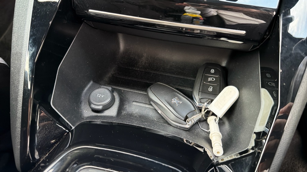 Peugeot 2008 100kW GT 50kWh 5dr Auto Electric Estate - Image 27