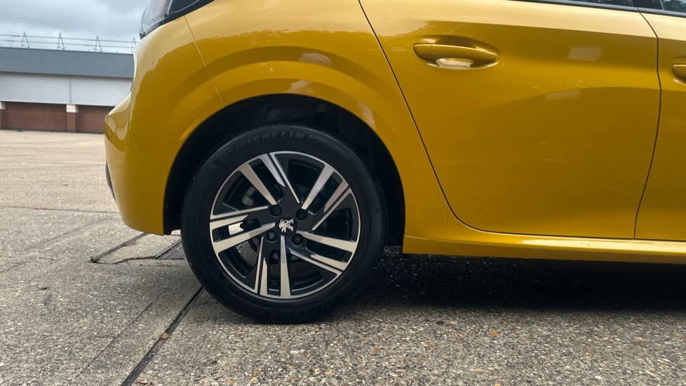 Peugeot 208 1.2 PureTech 100 Allure Premium + 5dr Petrol Hatchback - Image 7