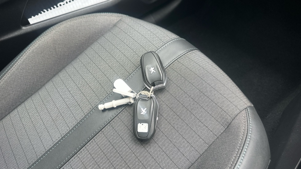 Peugeot 208 1.2 PureTech 100 Allure Premium + 5dr Petrol Hatchback - Image 20