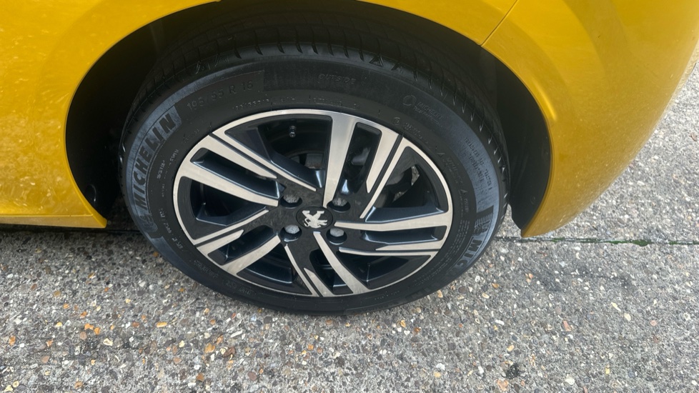 Peugeot 208 1.2 PureTech 100 Allure Premium + 5dr Petrol Hatchback - Image 21