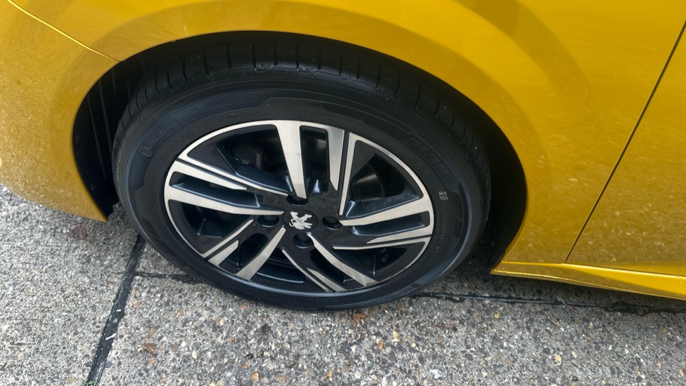 Peugeot 208 1.2 PureTech 100 Allure Premium + 5dr Petrol Hatchback - Image 22