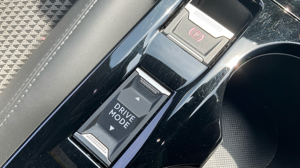 Peugeot 2008 100kW GT 50kWh 5dr Auto Electric Estate - Image 31