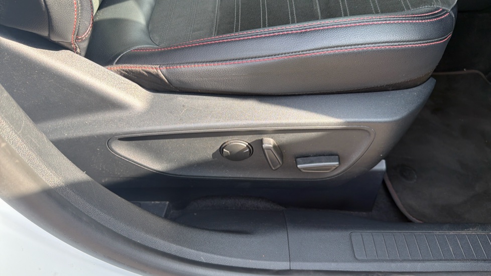 Ford Kuga 2.5 PHEV ST-Line Edition 5dr CVT Estate - Image 26