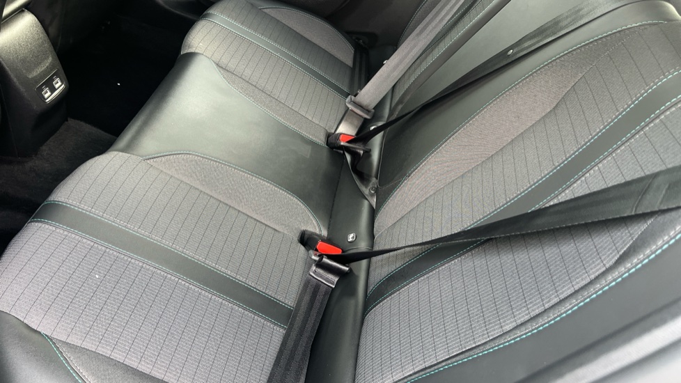 Peugeot 208 1.2 PureTech 100 Allure Premium 5dr Petrol Hatchback - Image 30