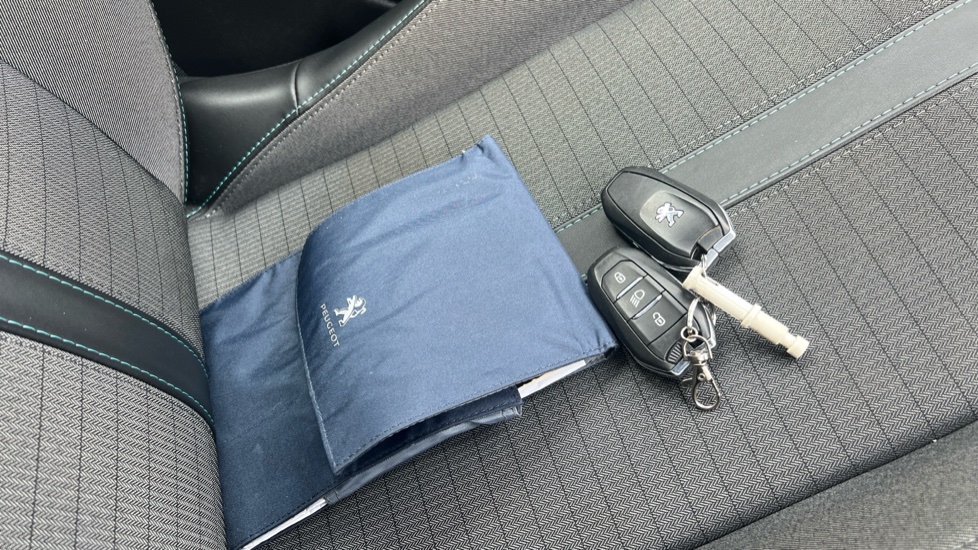 Peugeot 208 1.2 PureTech 100 Allure Premium 5dr Petrol Hatchback - Image 31