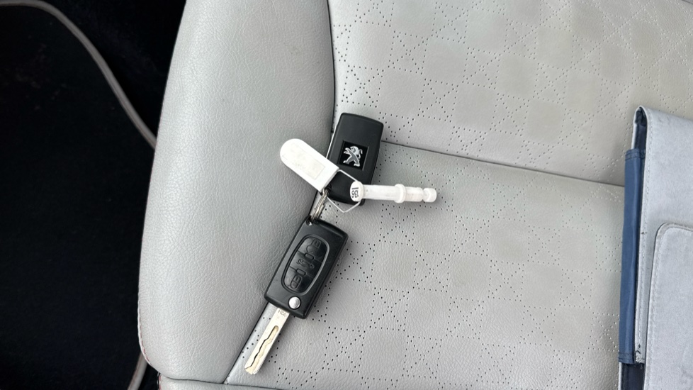 Peugeot 308 2.0 HDi 163 Roland Garros 2dr [Sat Nav] Diesel Cabriolet - Image 28