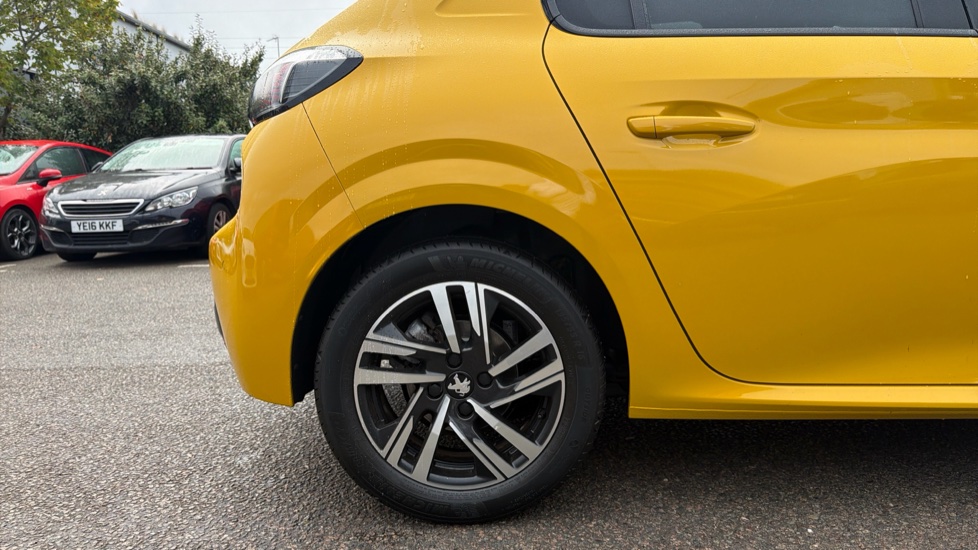 Peugeot 208 1.2 PureTech 100 Allure Premium + 5dr Petrol Hatchback - Image 10