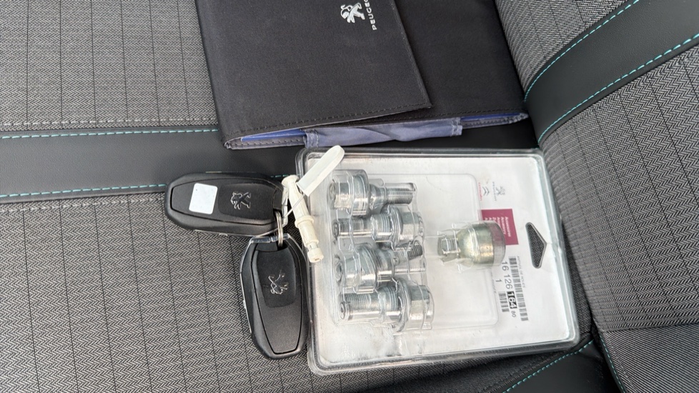 Peugeot 208 1.2 PureTech 100 Allure Premium + 5dr Petrol Hatchback - Image 30