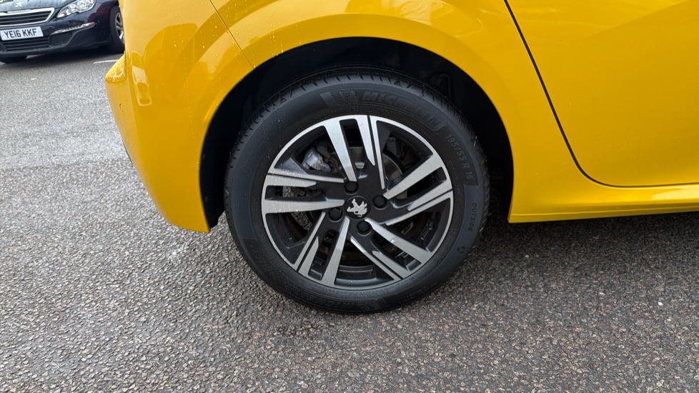 Peugeot 208 1.2 PureTech 100 Allure Premium + 5dr Petrol Hatchback - Image 14
