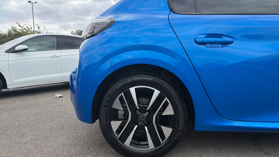 Peugeot 208 1.2 PureTech 100 Allure 5dr Petrol Hatchback - Image 10