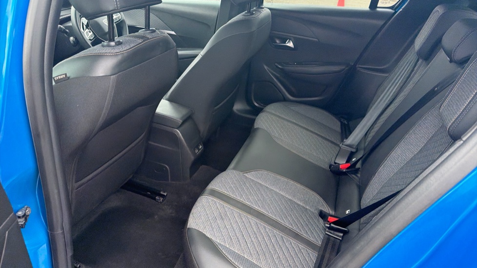 Peugeot 208 1.2 PureTech 100 Allure 5dr Petrol Hatchback - Image 30