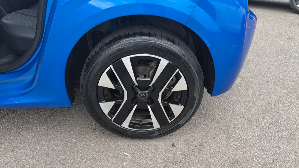 Peugeot 208 1.2 PureTech 100 Allure 5dr Petrol Hatchback - Image 13