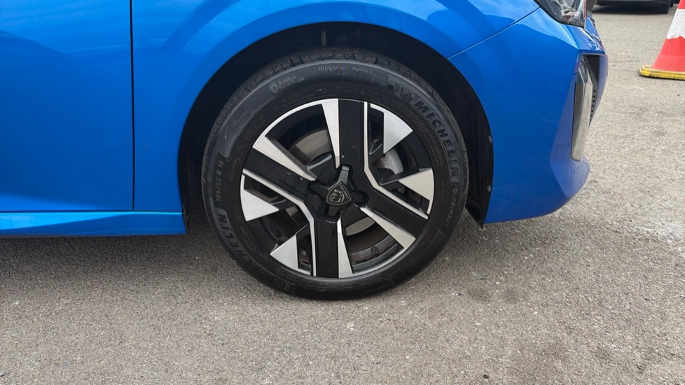 Peugeot 208 1.2 PureTech 100 Allure 5dr Petrol Hatchback - Image 11