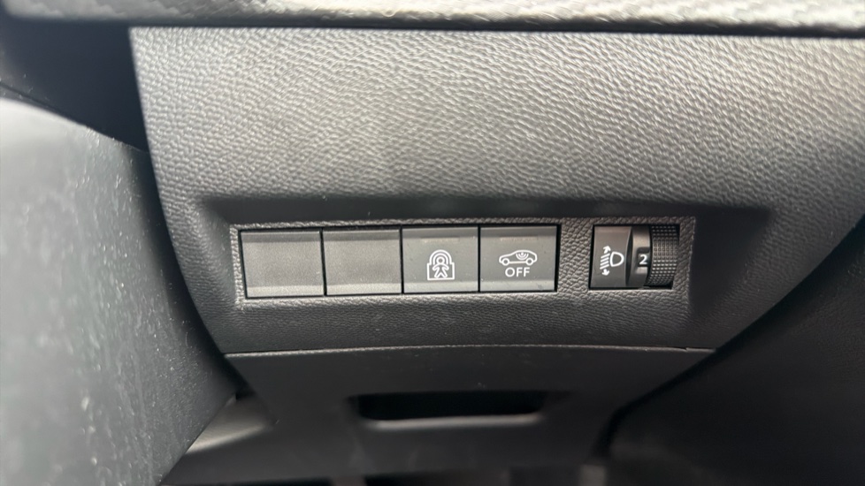 Peugeot 208 1.2 PureTech 100 Allure 5dr Petrol Hatchback - Image 33