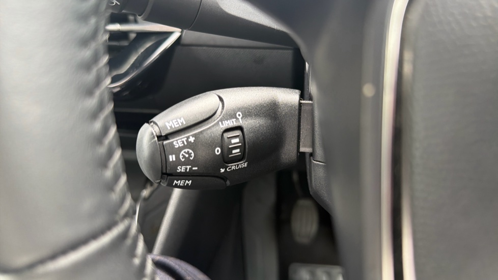 Peugeot 208 1.2 PureTech 100 Allure 5dr Petrol Hatchback - Image 19