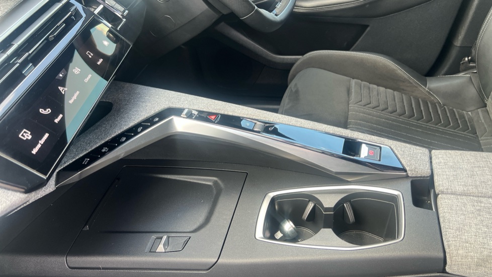Peugeot 3008 1.2 Hybrid 136 GT 5dr e-DSC6 Petrol Estate - Image 13
