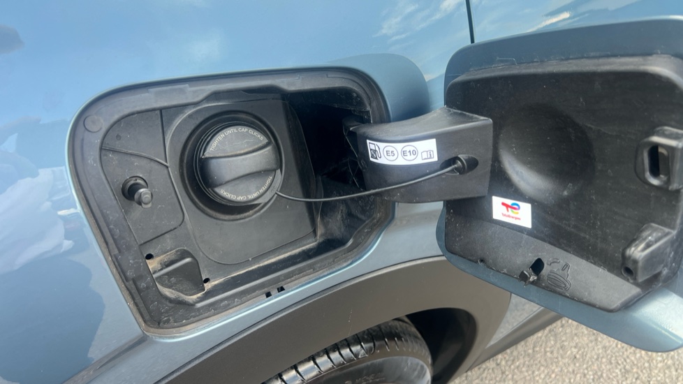 Peugeot 3008 1.2 Hybrid 136 GT 5dr e-DSC6 Petrol Estate - Image 25