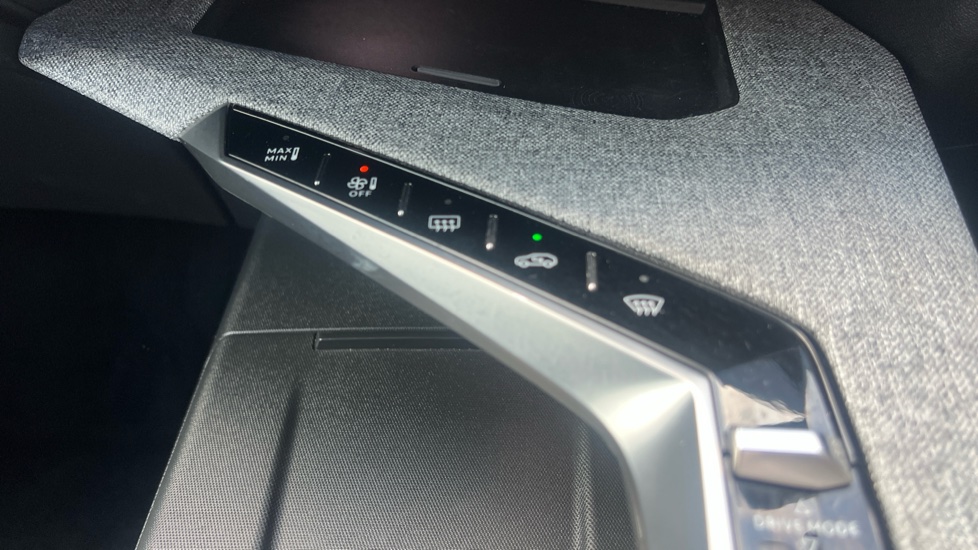 Peugeot 3008 1.2 Hybrid 136 GT 5dr e-DSC6 Petrol Estate - Image 28
