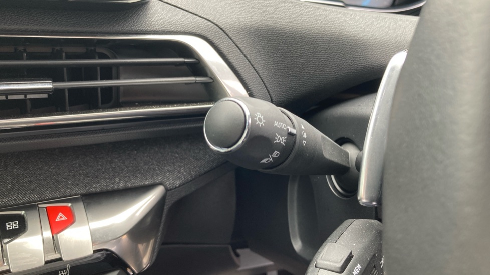 Peugeot 3008 1.6 Hybrid 180 Allure 5dr e-EAT8 Estate - Image 21