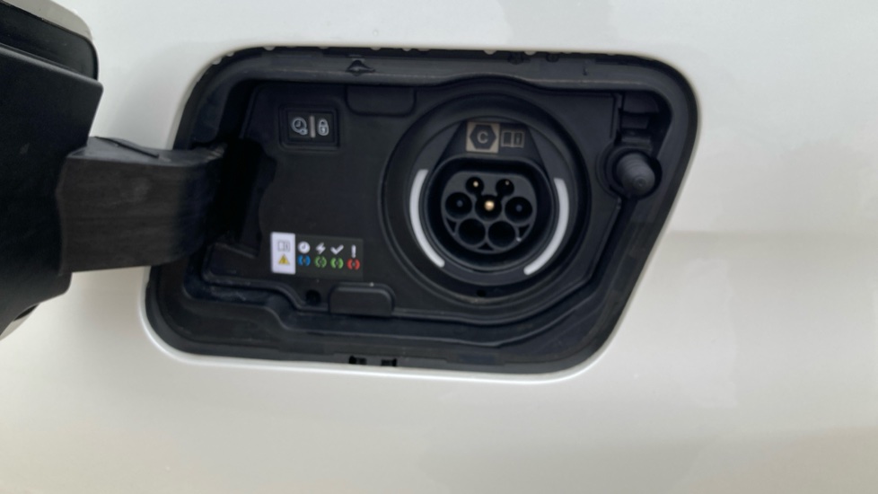 Peugeot 3008 1.6 Hybrid 180 Allure 5dr e-EAT8 Estate - Image 10