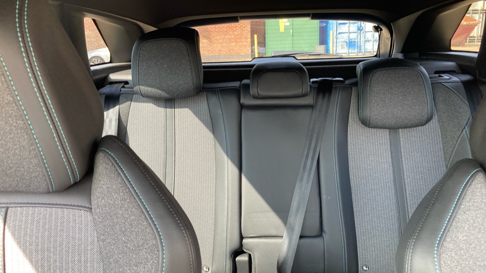 Peugeot 3008 1.6 Hybrid 180 Allure 5dr e-EAT8 Estate - Image 35